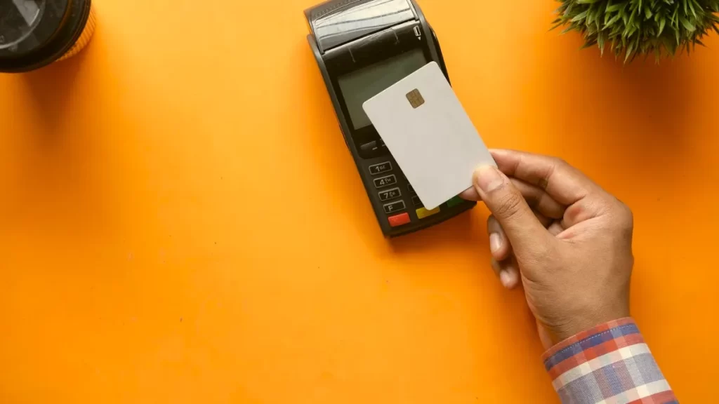 Pagamentos por aproximação disparam no Brasil: Como usar de forma segura?